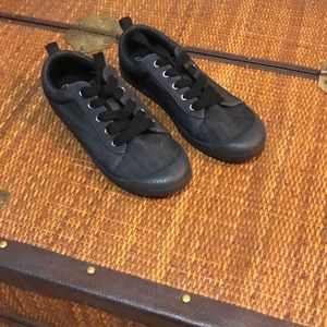 Old school lace up, black sneakers!